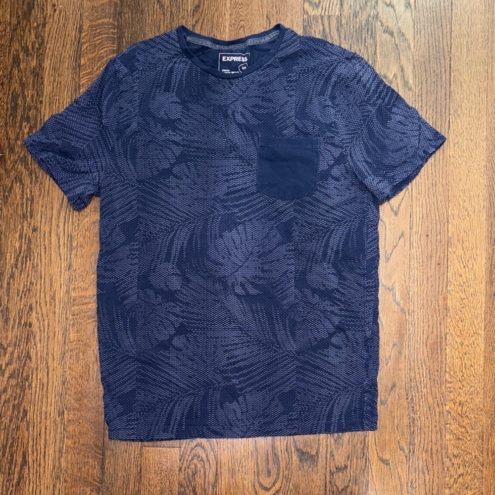 41. Express Men's Dark Blue Floral Tee Size Small